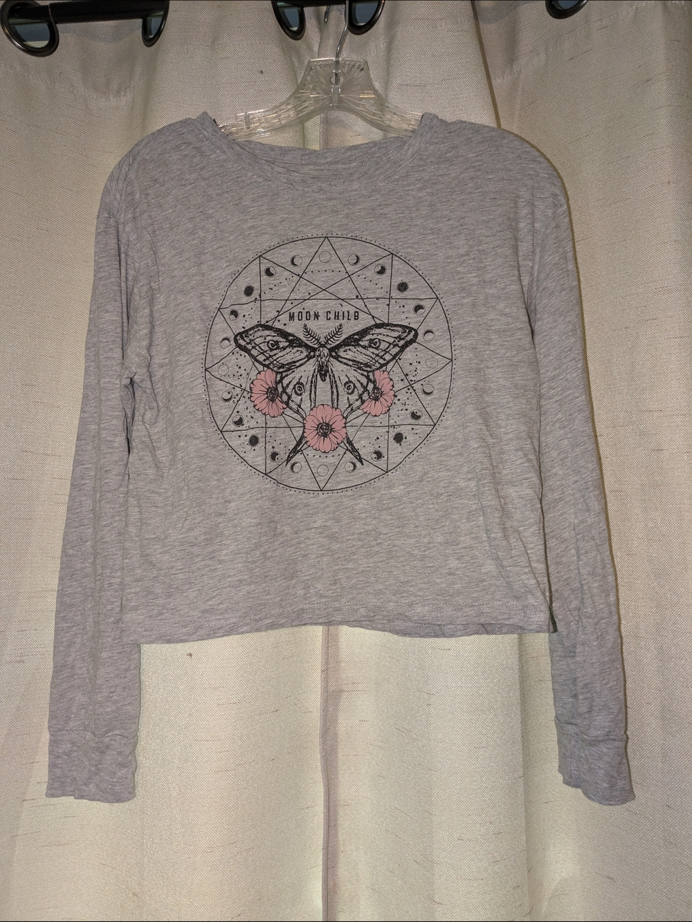Moon Child Graphic Long-Sleeve Crop Tee in Light Gray with Pink Accents